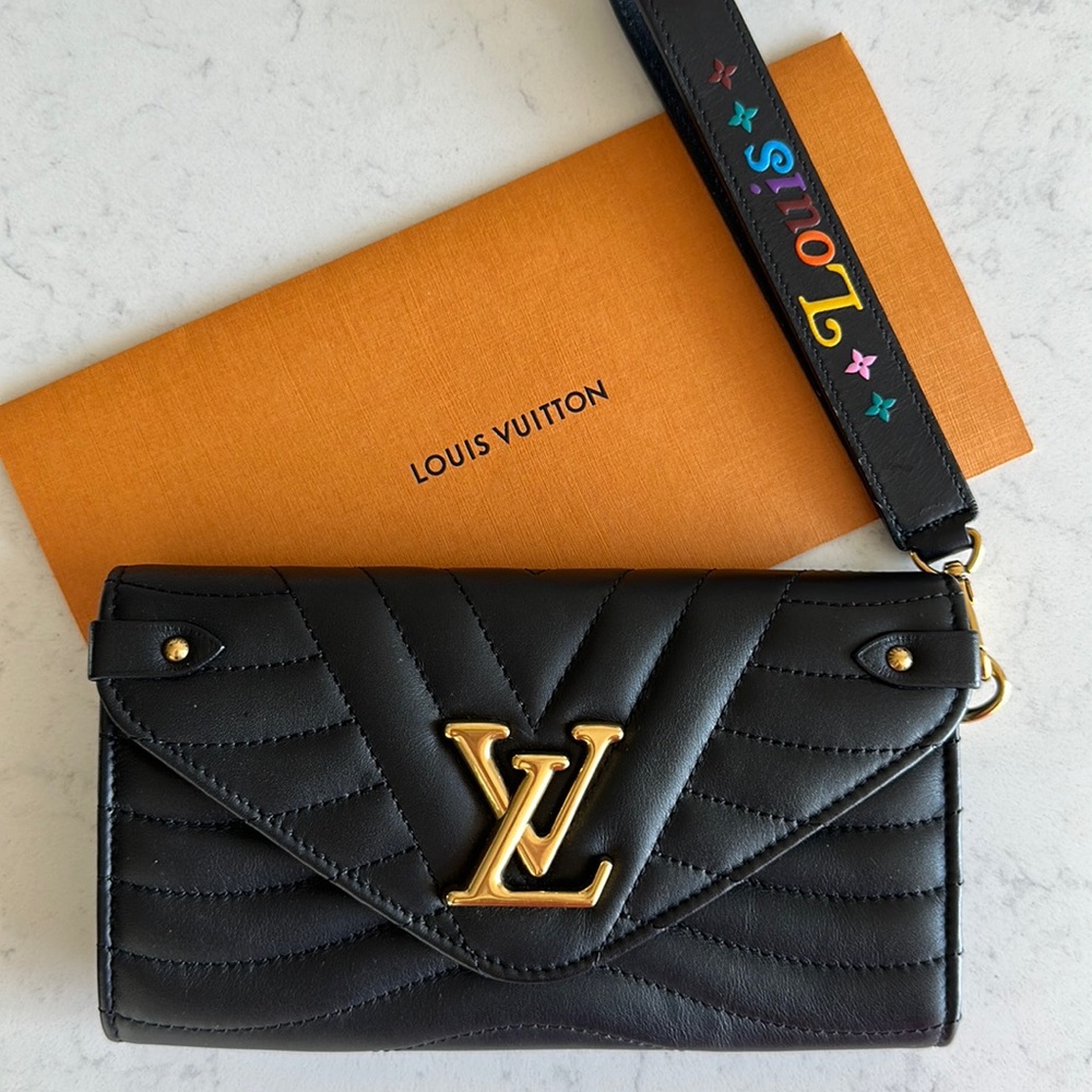 LOUIS VUITTON
Leather New Wave Long Wallet